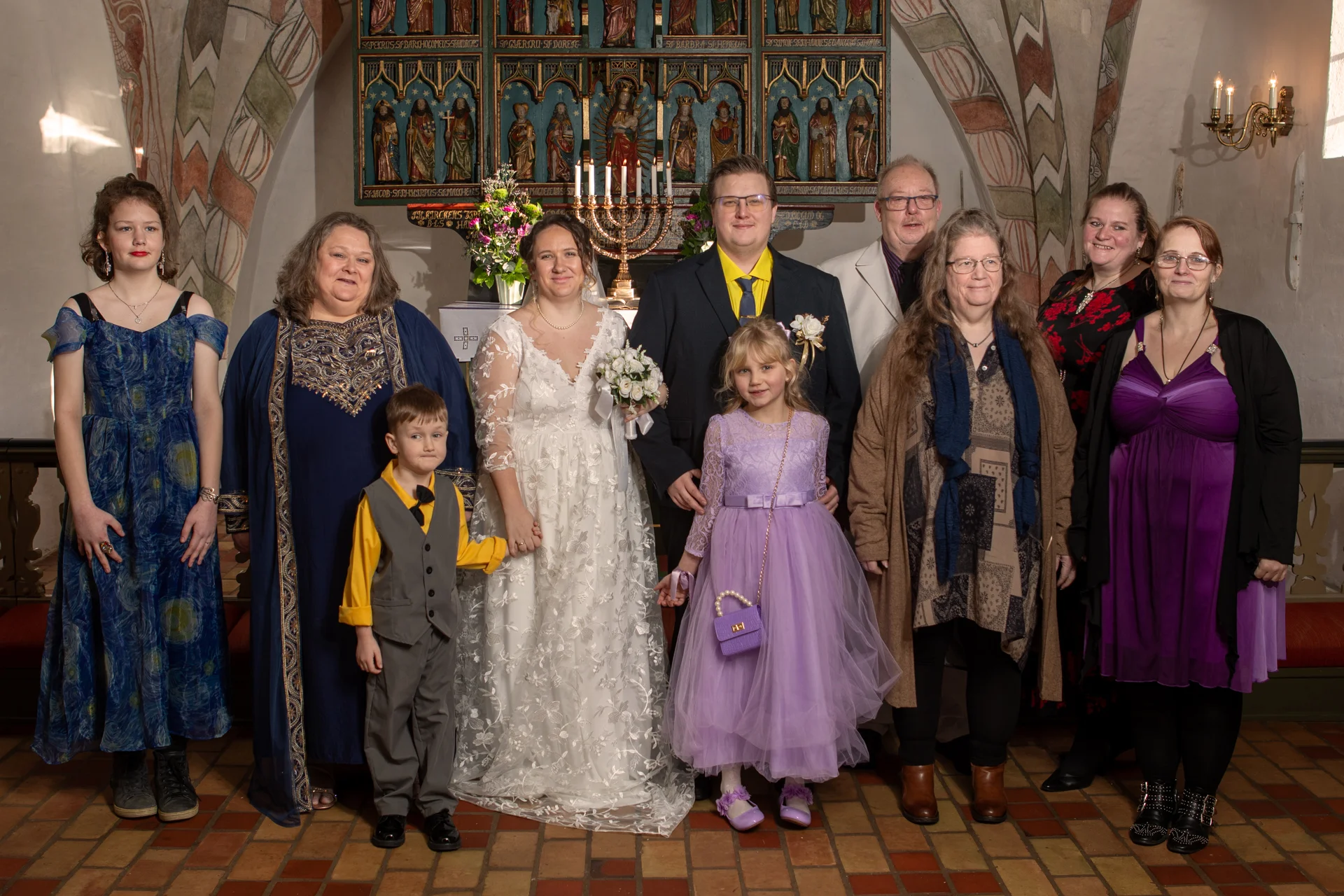 En gruppe voksne og børn samlet i en kirke